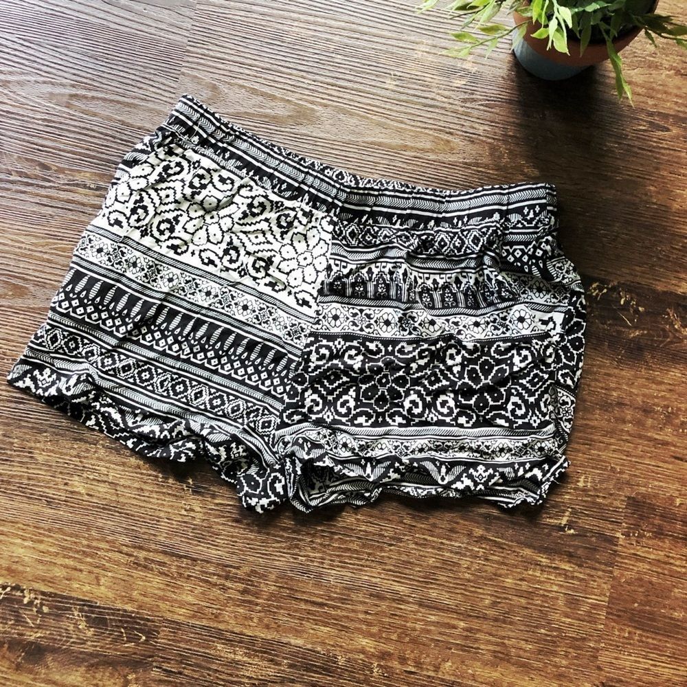 Tribal dress shorts black cream elastic waist M